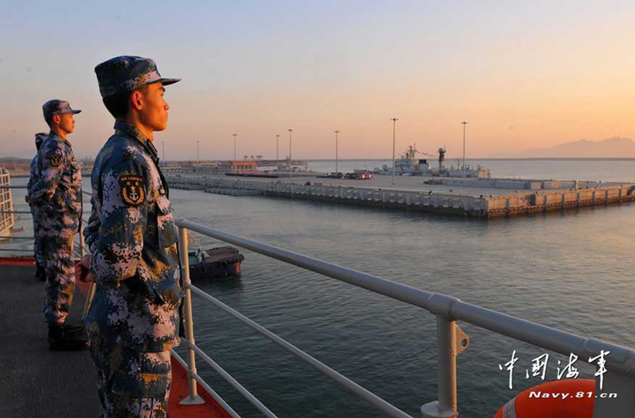 Theo mạng Hải quân Trung Quốc, tàu sân bay Liêu Ninh cùng 4 tàu khu trục, hộ vệ hộ tống theo kèm đã lần đầu tiên cập bến một quân cảng ở Tam Á, Hải Nam.